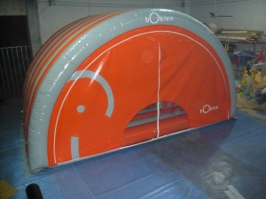 野生のキャンプのための 4 人のテント